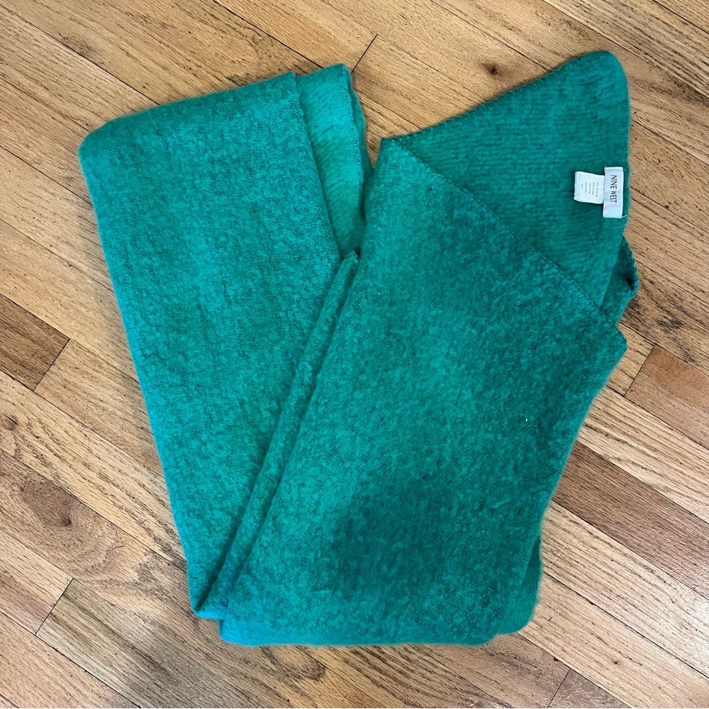 NWOT Nine West Green Scarf